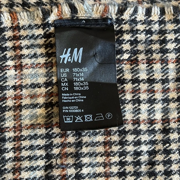 Checkered Scarf - Picture 2 of 4